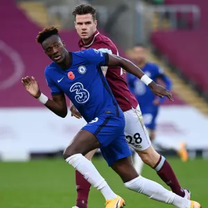 Dietro le porte chiuse: Tammy Abraham segna per Chelsea su un campo vuoto di Turf Moor Dietro le porte chiuse: Tammy Abraham segna per Chelsea su un campo vuoto di Turf Moor
