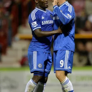 Fernando Torres y Michael Essien celebran su primer gol para el Chelsea contra Swindon Town en la Copa del Capitán. Fernando Torres y Michael Essien celebran su primer gol para el Chelsea contra Swindon Town en la Copa del Capitán.