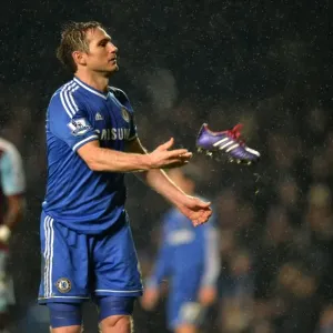 Franks Leidenschaftlicher Moment: Das Werfen des Schuhs während dem Spiel zwischen Chelsea und West Ham United am 29. Januar 2014 Franks Leidenschaftlicher Moment: Das Werfen des Schuhs während dem Spiel zwischen Chelsea und West Ham United am 29. Januar 2014