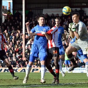 La tira de Frank Lampard fue defiendida por el portero del Brentford, Moore en la derrota de la Copa FA (enero 2013)