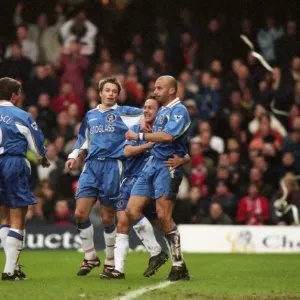 El momento eufórico de Gianluca Vialli: Anotando el gol que aseguró la victoria del Chelsea contra Barnsley (31 de enero de 1998) El momento eufórico de Gianluca Vialli: Anotando el gol que aseguró la victoria del Chelsea contra Barnsley (31 de enero de 1998)