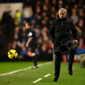 José Mourinho im Aktion: DerChelsea-Boss beherrscht den Ball maßgeblich am Randfeld während des Spiels zwischen Chelsea und Westham United in der Barclay's Premyer Liga am 29. Januar 2014 José Mourinho im Aktion: DerChelsea-Boss beherrscht den Ball maßgeblich am Randfeld während des Spiels zwischen Chelsea und Westham United in der Barclay's Premyer Liga am 29. Januar 2014