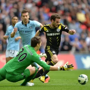 Le match Juan Mata contre Costel Pantilimon : Plongée dramatique au stade de la finale du FA Cup entre le Chelsea et l'Manchester City Le match Juan Mata contre Costel Pantilimon : Plongée dramatique au stade de la finale du FA Cup entre le Chelsea et l'Manchester City