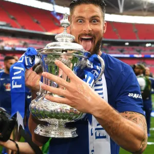 Olivier Giroud et le Chelsea célébrent la victoire en Coupe d'Angleterre contre Manchester United Olivier Giroud et le Chelsea célébrent la victoire en Coupe d'Angleterre contre Manchester United