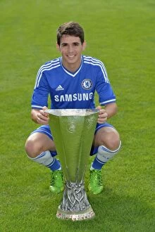 Squad 2013-2014 Season Collection: Chelsea FC: 2013-2014 Squad Photocall - Oscar's First Team Debut