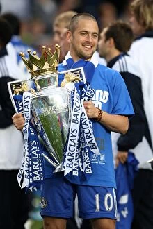 Images Dated 9th May 2010: Chelsea FC: Joe Cole's Triumphant Premier League Celebration (2009-2010)