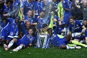 Club Soccer Collection: Chelsea FC: Premier League Champions 2016-2017 - Celebrating Victory (Home)