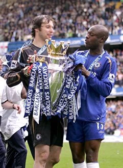 Images Dated 29th April 2006: Chelsea Football Club: Gallas and Cech Celebrate Premier League Victory with the Trophy