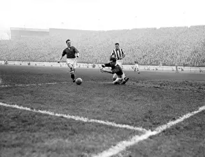 Chelsea vs. West Bromwich Albion: Frank Blunstone's Attempt vs. Jimmy Sanders in Football League Division One