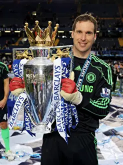 Chelsea's Historic 8-0 Victory: Petr Cech and the Team Lift the Premier League Trophy