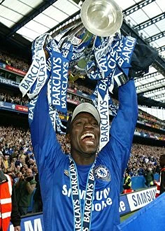 Claude Makelele Collection: Makelele's Triumph: Chelsea FC's Premier League Victory (2005-2006)