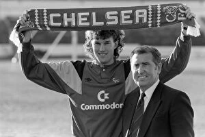 1980's Collection: Soccer - Chelsea sign Dave Beasant - Stamford Bridge