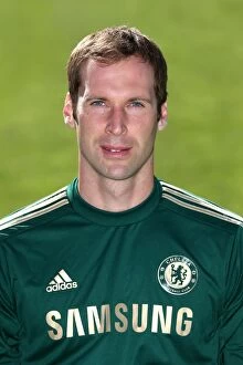 Petr Cech Collection: Soccer - Chelsea Squad Photocall - Season 2013 / 14 - Cobham Training Ground